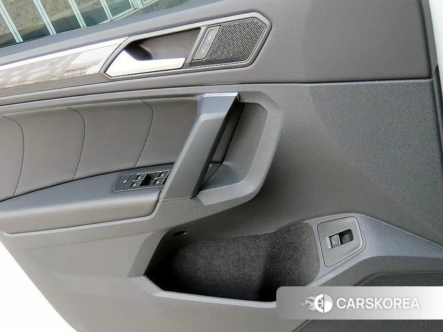 Volkswagen Tiguan second Generation 2022 Белый из Кореи, фото 2