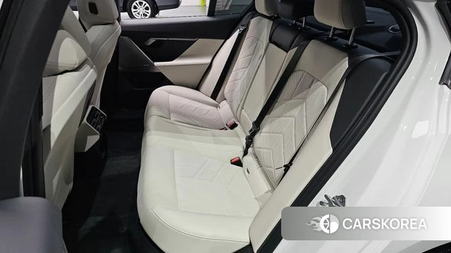 BMW 5 Series (G60) 2025 Белый из Кореи, фото 2