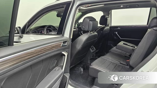 Volkswagen Tiguan Allspace 2023 Белый из Кореи, фото 2