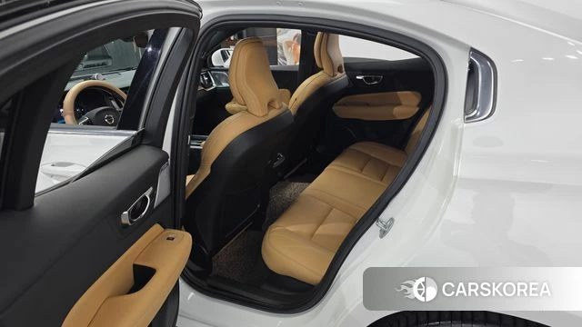 Volvo S60 3rd generation 2023 Белый из Кореи, фото 2