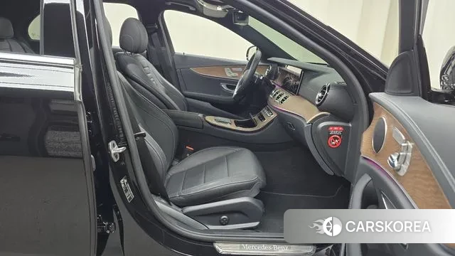 Mercedes-Benz E-Class W213 2023 Черный из Кореи, фото 2