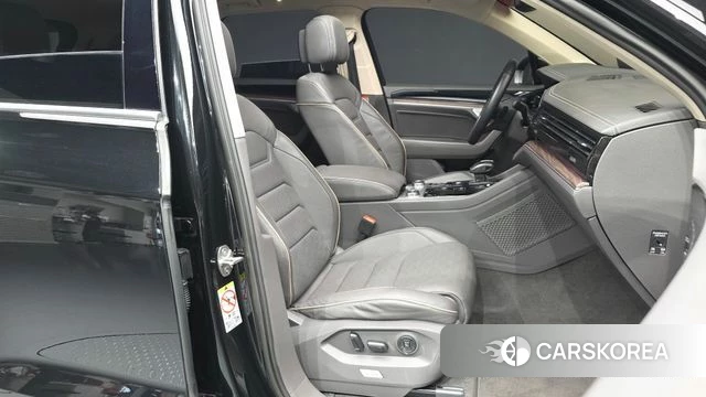 Volkswagen Touareg 3rd generation 2023 Черный из Кореи, фото 2