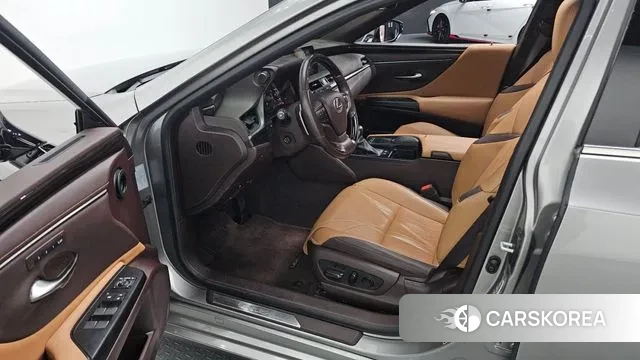 Lexus ES300h 7th generation 2018 Серебряный из Кореи, фото 2