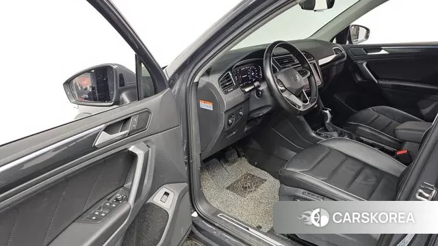 Volkswagen Tiguan second Generation 2023 Черный из Кореи, фото 2