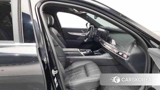 BMW 7 Series (G70) 2023 Черный из Кореи, фото 2