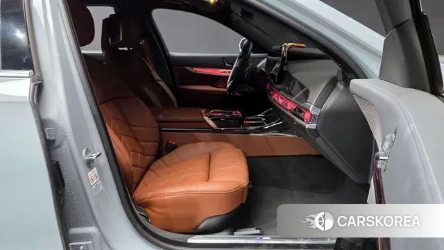 BMW 7 Series (G70) 2024 Светло-серебряный цвет из Кореи, фото 2