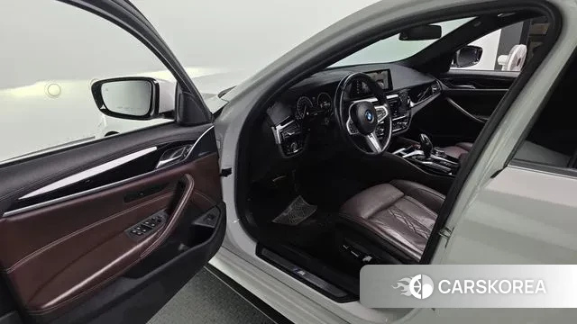 BMW 5 Series (G30) 2019 Белый из Кореи, фото 2