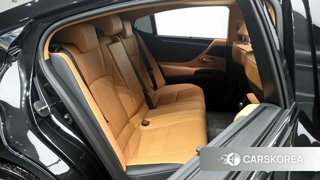 Lexus ES300h 7th generation 2023 Серый из Кореи, фото 2