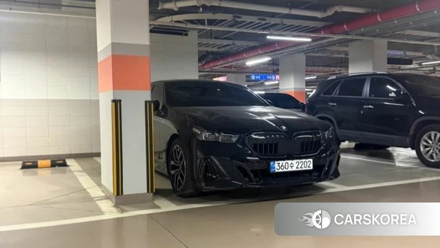BMW 5 Series (G60) 2025 Черный из Кореи, фото 2