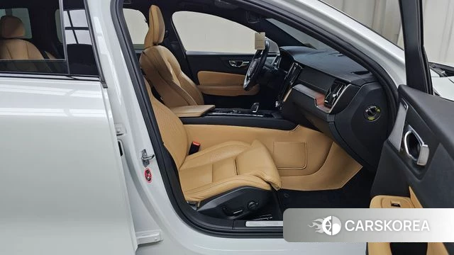 Volvo V60 Cross-Country 2nd Generation 2021 Белый из Кореи, фото 2