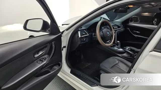 BMW 3 Series (F30) 2018 Белый из Кореи, фото 2