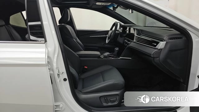 Toyota Camry (XV80) 2025 Белый из Кореи, фото 2