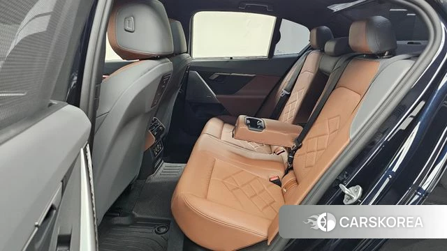 BMW 5 Series (G60) 2025 Черный из Кореи, фото 2