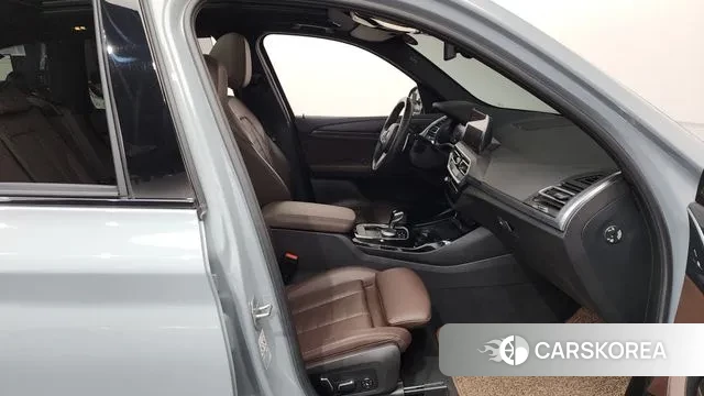 BMW X3 (G01) 2023 Светло-серебряный цвет из Кореи, фото 2