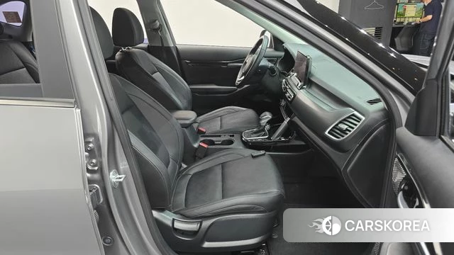 Kia Seltos 2022 Серебряный из Кореи, фото 2