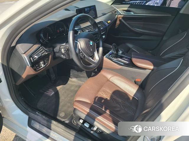 BMW 5 Series (G30) 2018 Белый из Кореи, фото 2