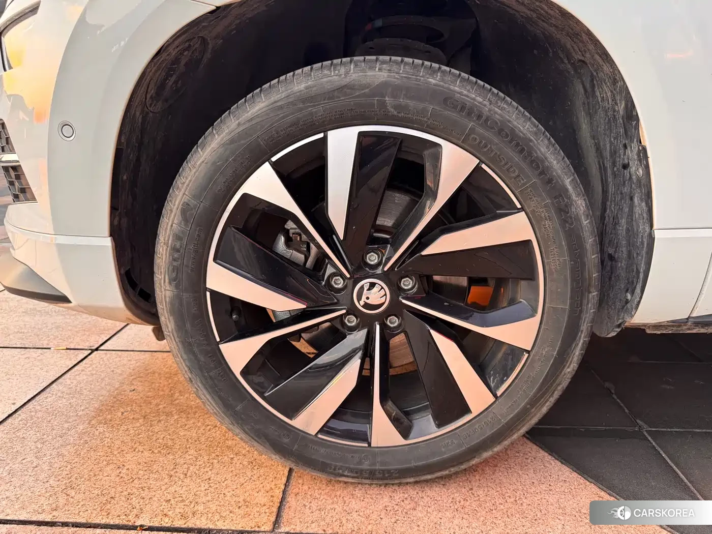 Skoda Karoq 2023 Белый из Китая, фото 2