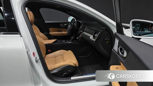 Volvo V60 Cross-Country 2nd Generation 2019 Белый из Кореи, фото 2