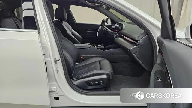 BMW 5 Series (G60) 2024 Белый из Кореи, фото 2