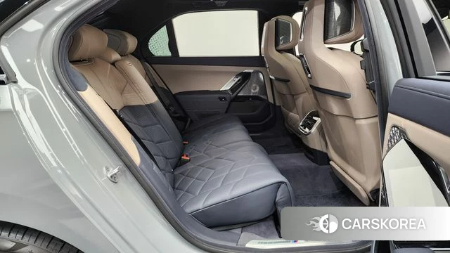 BMW 7 Series (G70) 2025 Серебристо-серый из Кореи, фото 2