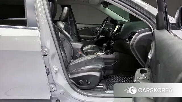 Jeep Cherokee (KL) 2021 Серебристо-серый из Кореи, фото 2