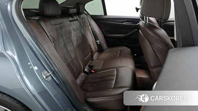 BMW 5 Series (G30) 2018 Светло-серебряный цвет из Кореи, фото 2