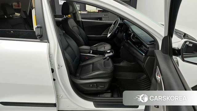 Kia Niro Plus 2022 Белый из Кореи, фото 2