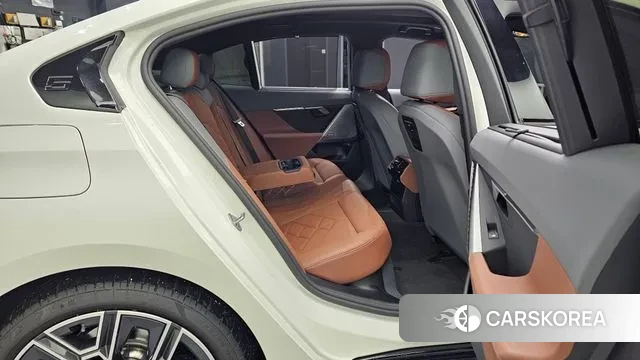 BMW 5 Series (G60) 2025 Белый из Кореи, фото 2