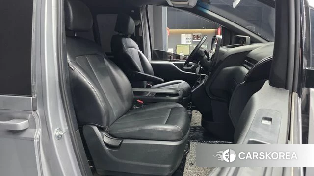 Hyundai Staria 2022 Серебристо-серый из Кореи, фото 2