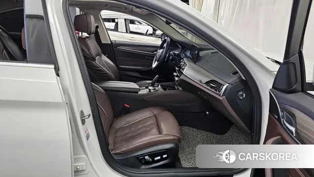 BMW 5 Series (G30) 2018 Белый из Кореи, фото 2