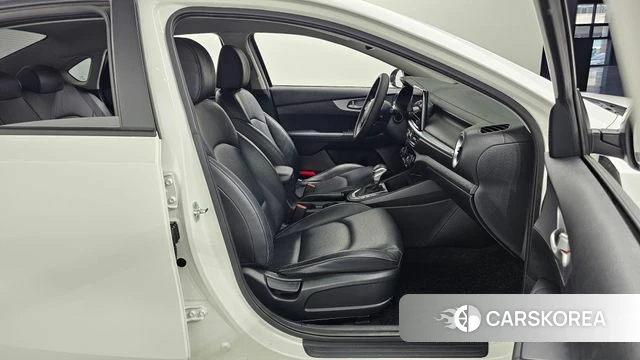 Kia The New K3 2nd generation 2021 Белый из Кореи, фото 2