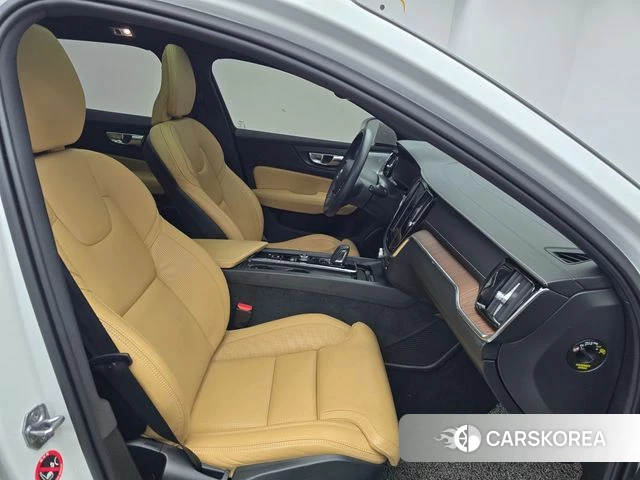 Volvo V60 Cross-Country 2nd Generation 2021 Белый из Кореи, фото 2