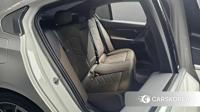 BMW 5 Series (G60) 2024 Белый из Кореи, фото 2