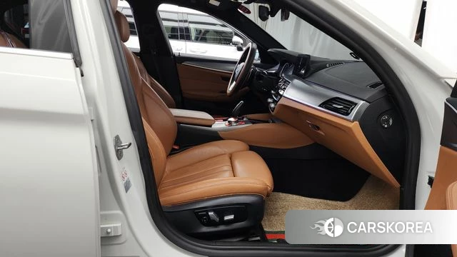 BMW 5 Series (G30) 2018 Белый из Кореи, фото 2