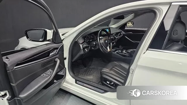 BMW 5 Series (G30) 2018 Белый из Кореи, фото 2