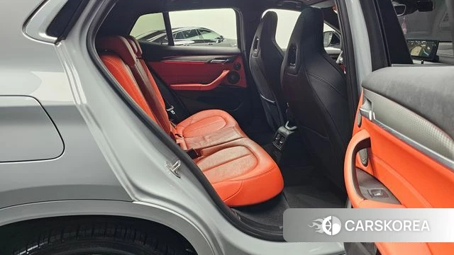 BMW X2 (F39) 2023 Светло-серебряный цвет из Кореи, фото 2