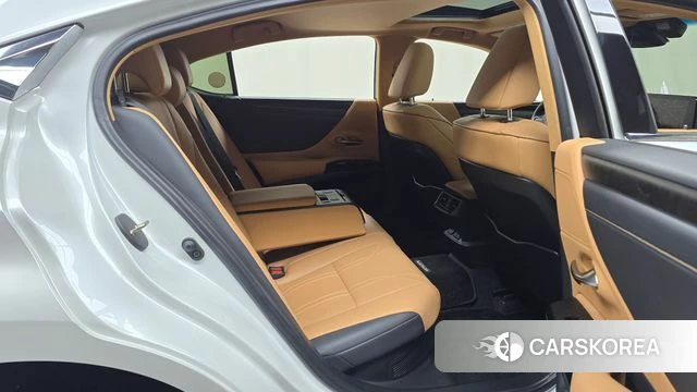 Lexus ES300h 7th generation 2022 Белый из Кореи, фото 2