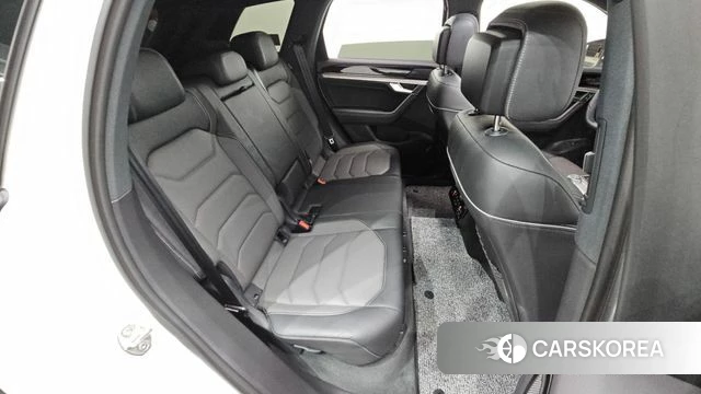 Volkswagen Touareg 3rd generation 2023 Белый из Кореи, фото 2