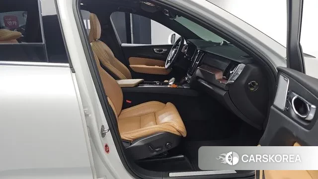 Volvo XC60 second Generation 2022 Белый из Кореи, фото 2