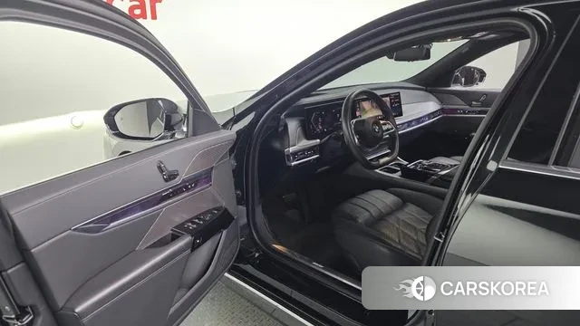 BMW 7 Series (G70) 2023 Черный из Кореи, фото 2