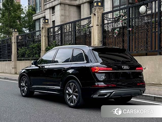 Audi Q7 2024 Черный из Китая, фото 2