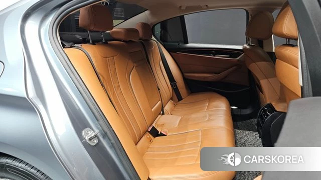 BMW 5 Series (G30) 2018 Серый из Кореи, фото 2