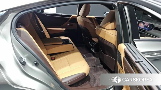 Lexus ES300h 7th generation 2021 Песочный из Кореи, фото 2