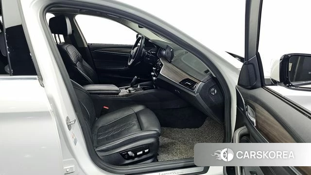 BMW 5 Series (G30) 2018 Белый из Кореи, фото 2