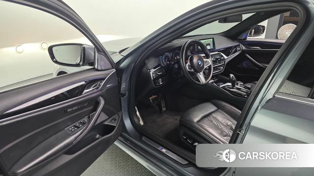 BMW 5 Series (G30) 2018 Серый из Кореи, фото 2