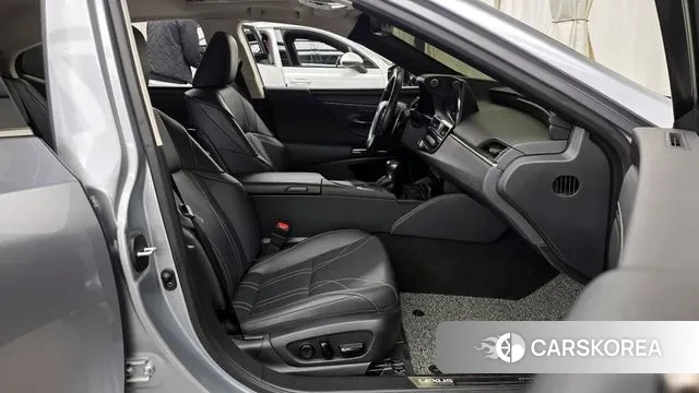 Lexus ES300h 7th generation 2021 Серебряный из Кореи, фото 2