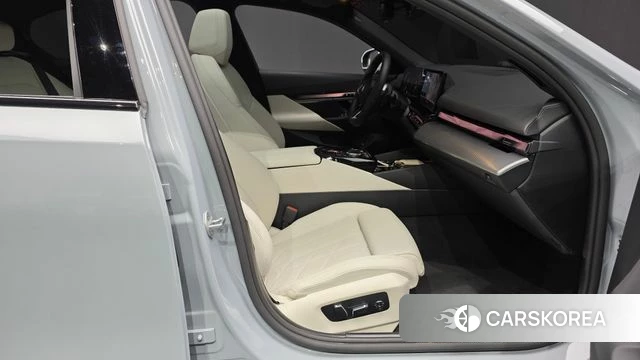 BMW 5 Series (G60) 2025 Светло-серебряный цвет из Кореи, фото 2