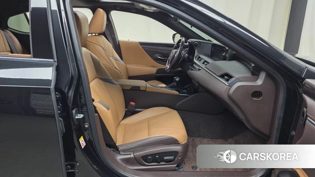 Lexus ES300h 7th generation 2018 Черный из Кореи, фото 2