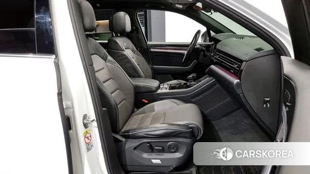 Volkswagen Touareg 3rd generation 2020 Белый из Кореи, фото 2