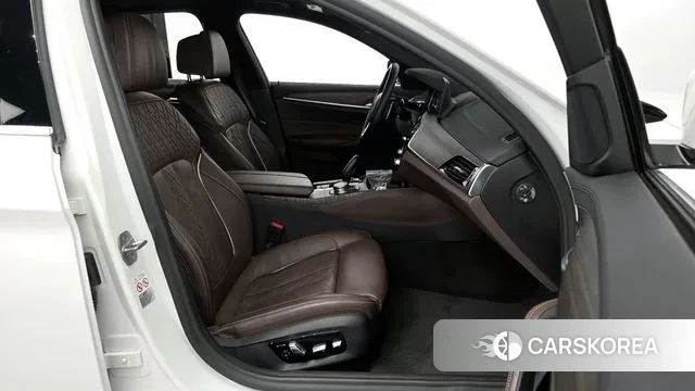 BMW 5 Series (G30) 2018 Белый из Кореи, фото 2